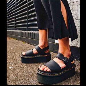 DR MARTENS VOSS QUAD BLACK PLATFORM SANDSLS SIZE 6 BRAND NEW !!